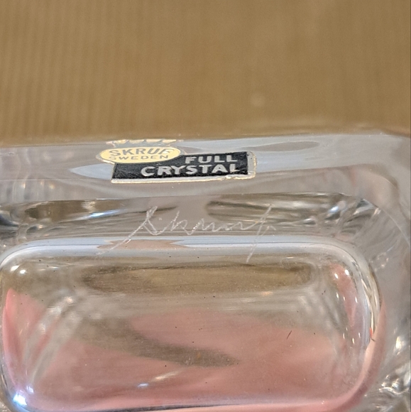 Skruf Crystal Vase with Young Girl & Bird or Dove. Signed - Picture 5 of 7